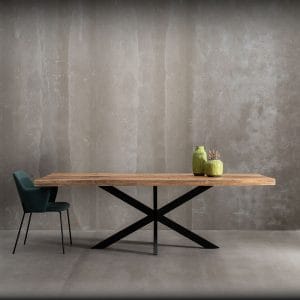 Vista frontal de la mesa de comedor industrial 240 cm