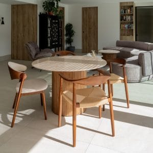 Vista frontal de la mesa de comedor crema de mármol
