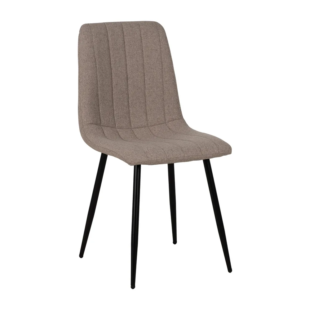 Vista frontal de la silla beige de salón