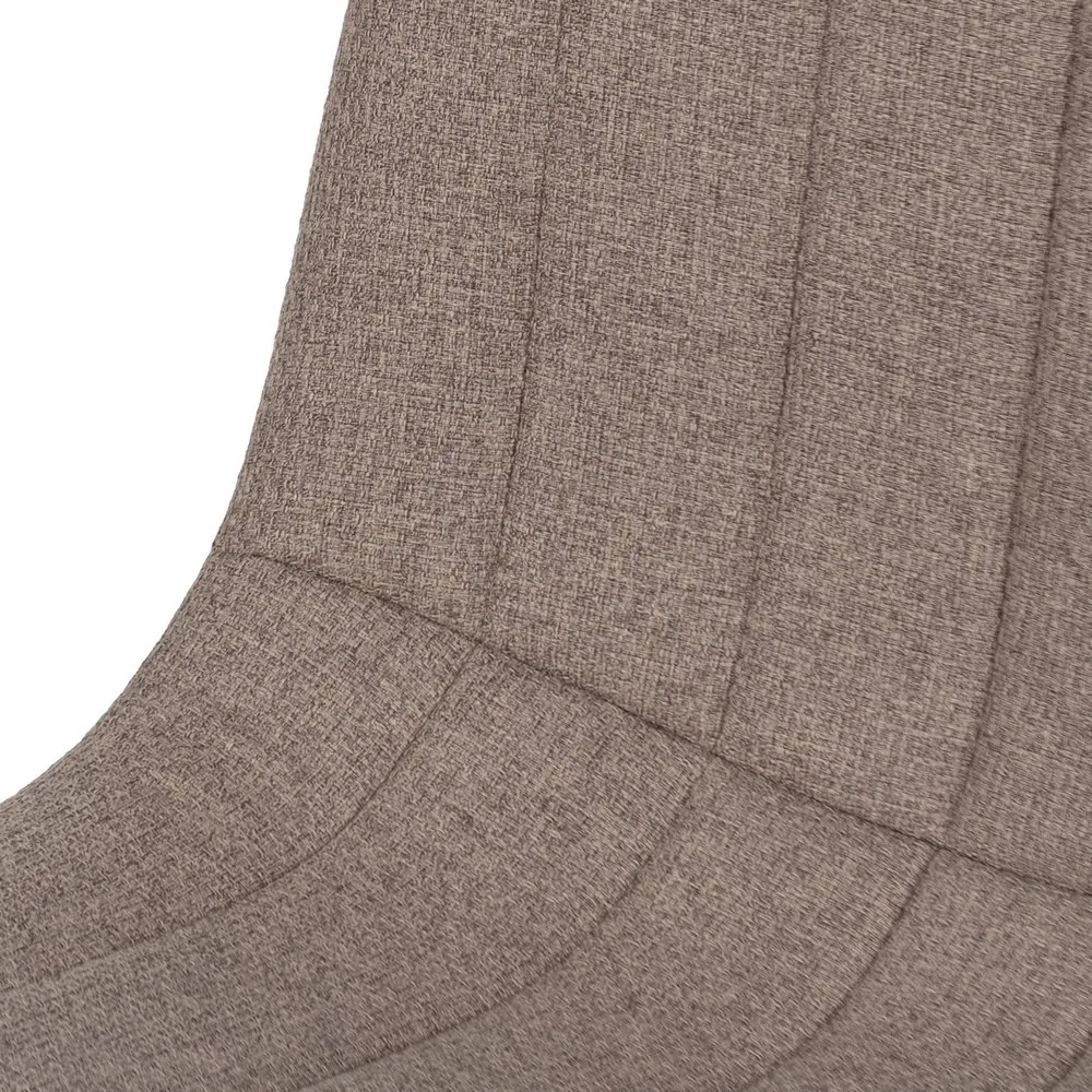 Perspectiva general de la silla beige de salón