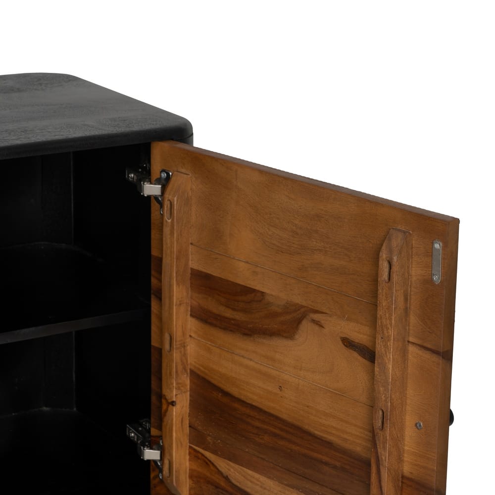 Detalle de puertas y tiradores del aparador de madera de sheesham y mango