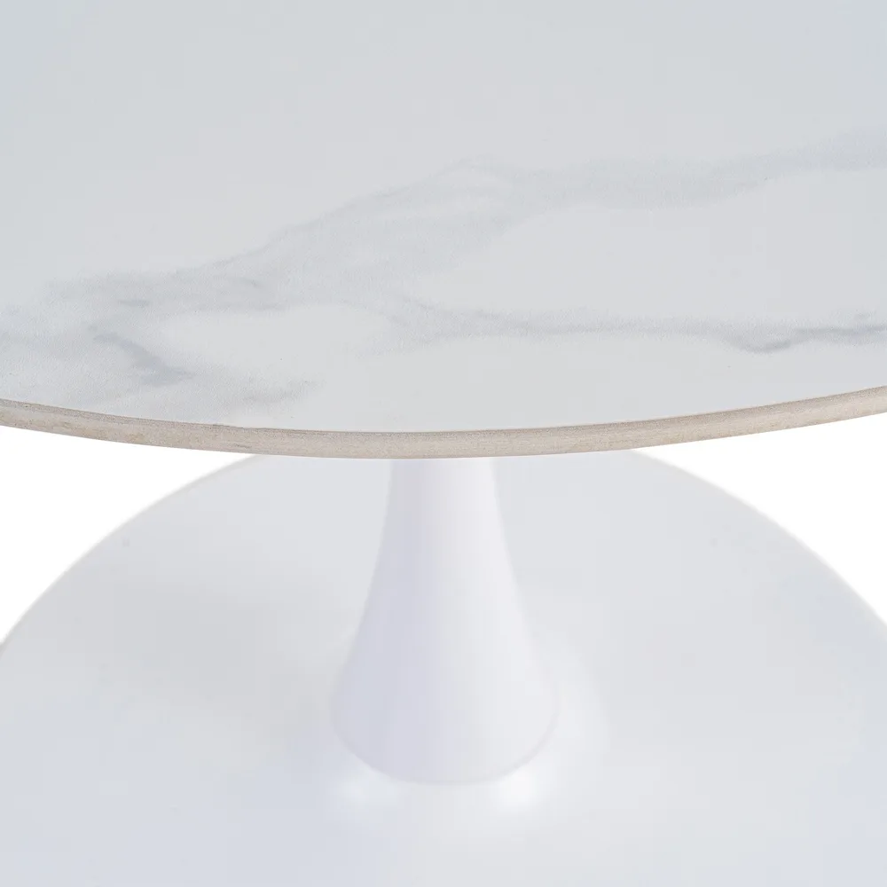Detalle del acabado de la mesa de comedor de piedra blanca