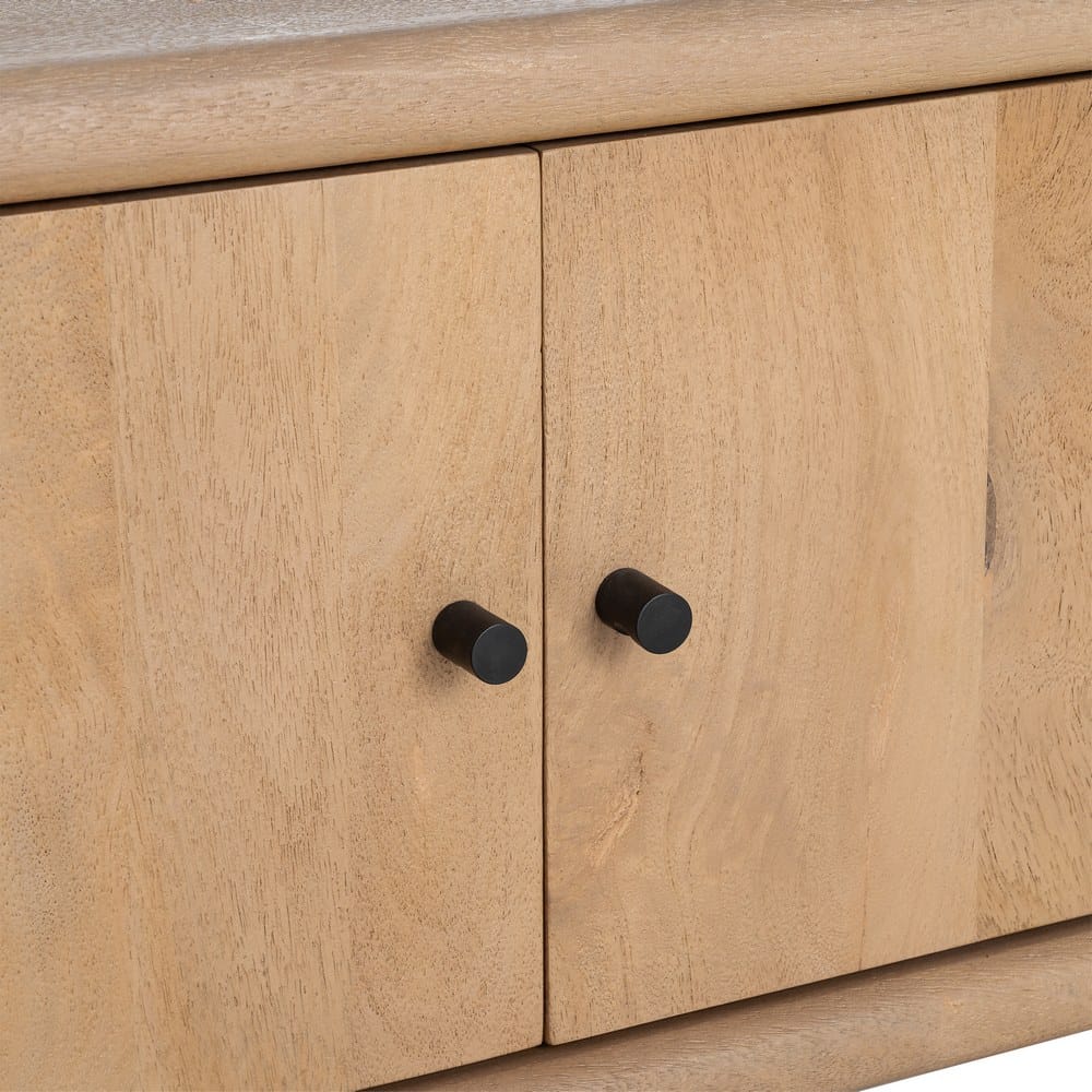 Detalle de puertas y cajones del mueble TV de mango 190 cm