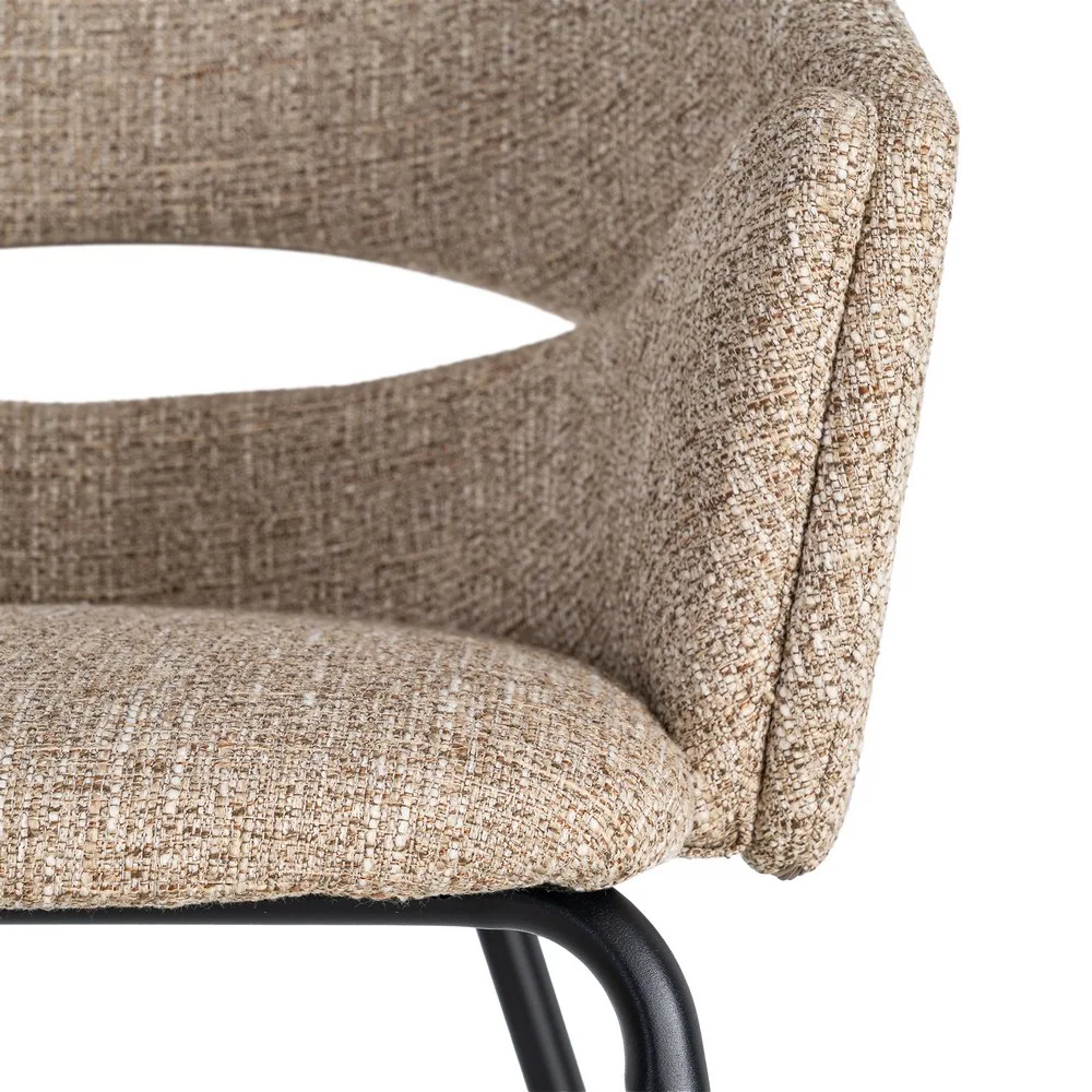 Detalle del tapizado de la silla con brazos taupe