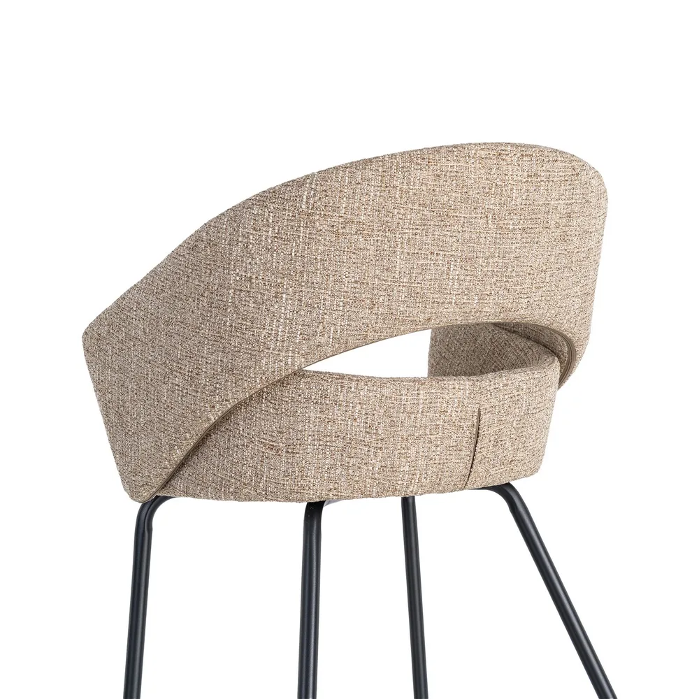 Vista lateral de la silla con brazos taupe